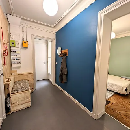 Sweet Haussmann Bedroom In Séjour chez l'habitant Paris